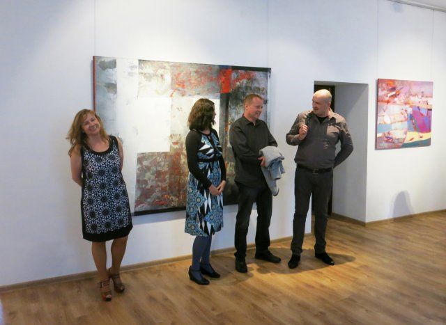 Wernisaż wystawy CISZA I KOLOR. Na zdjęciu właściciele galerii Katarzyna i Robert Lindenau z autorami wystawy.